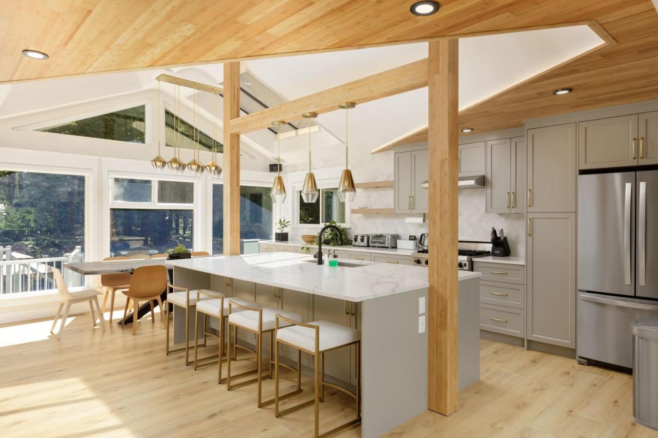 Beautiful Villa With Heated Pool Hot Tub By Forest North Vancouver Exteriör bild