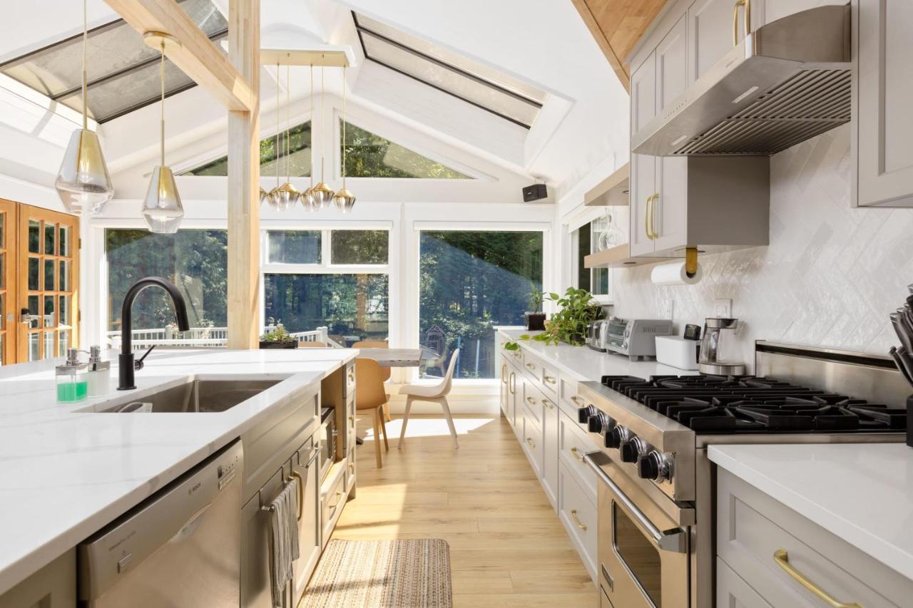 Beautiful Villa With Heated Pool Hot Tub By Forest North Vancouver Exteriör bild