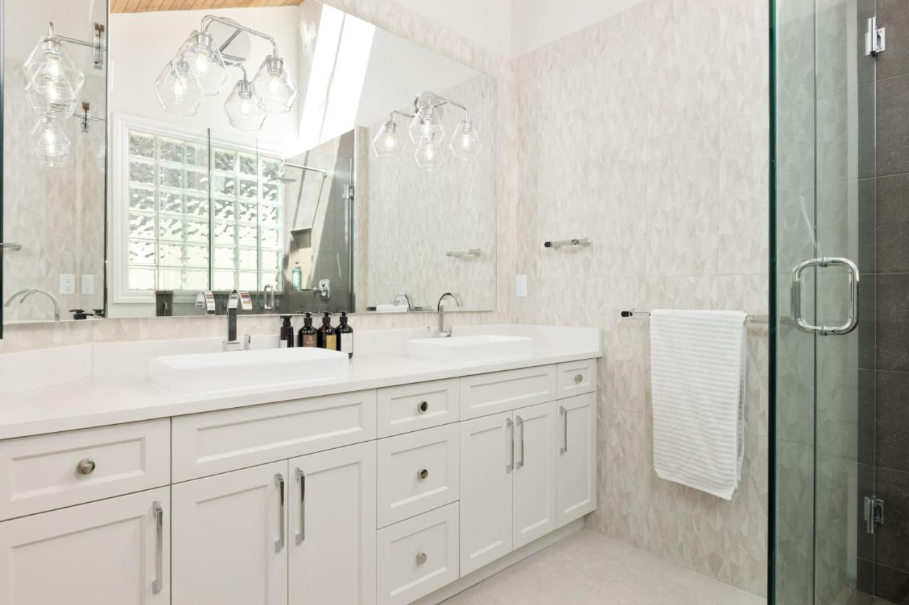 Beautiful Villa With Heated Pool Hot Tub By Forest North Vancouver Exteriör bild