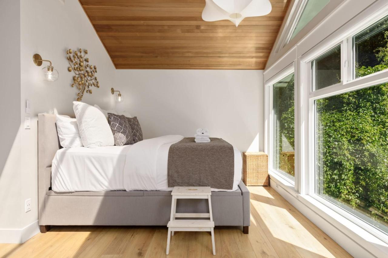 Beautiful Villa With Heated Pool Hot Tub By Forest North Vancouver Exteriör bild