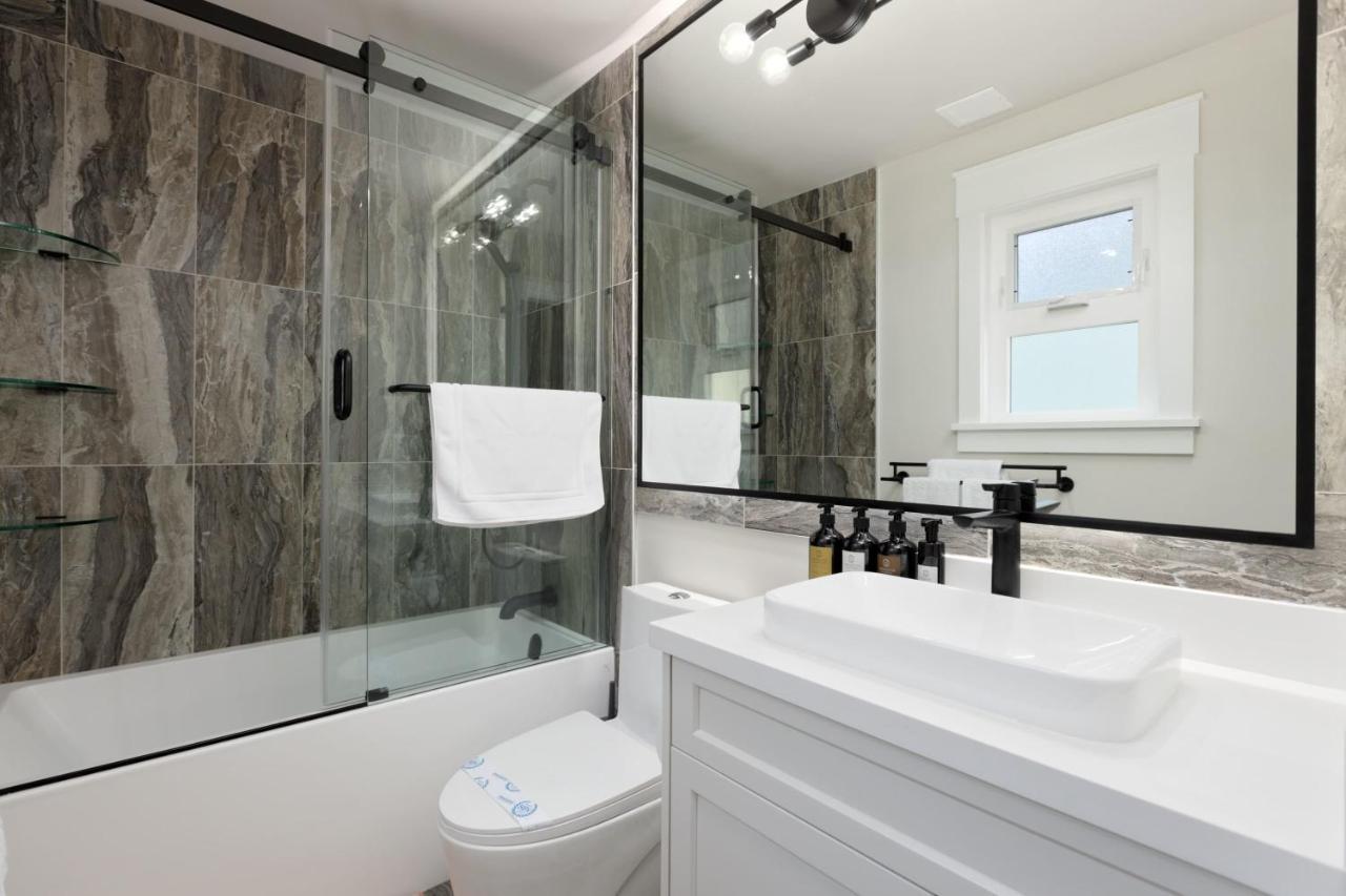 Beautiful Villa With Heated Pool Hot Tub By Forest North Vancouver Exteriör bild