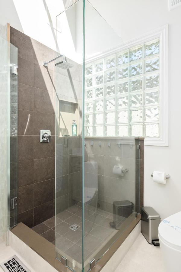 Beautiful Villa With Heated Pool Hot Tub By Forest North Vancouver Exteriör bild