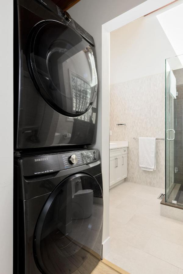 Beautiful Villa With Heated Pool Hot Tub By Forest North Vancouver Exteriör bild